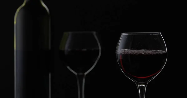 Du vin rose. Vin rouge en verre à vin sur fond noir. Silhouette — Photo