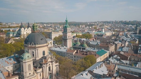 Аэропорт Львов, Украина. Европейский город. Популярные районы города. Доминиканская
