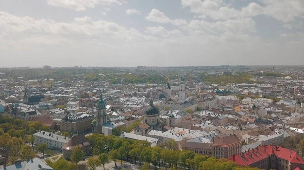 Lvov, Ucrania. Aerial City Lviv, Ucrania. Panorama del casco antiguo. Dominicanas —  Fotos de Stock
