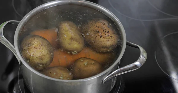 Sıcak kaynar tava sebze patates ve havuç ile. Mutfakta yemek — Stok fotoğraf