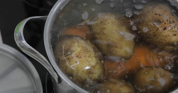 Sıcak kaynar tava sebze patates ve havuç ile. Mutfakta yemek — Stok fotoğraf