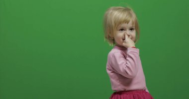 Üç yaşındaki kız burnunu siler. Sevimli sarışın çocuk. Renk Anahtarı