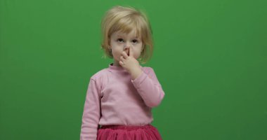 Üç yaşındaki kız burnunu siler. Sevimli sarışın çocuk. Renk Anahtarı