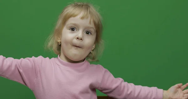 Heureux enfant de trois ans. Jolie fille qui fait des grimaces. Clé chromatique — Photo