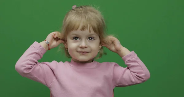 Felice bambino di tre anni. Bella ragazza che fa le facce. Chiave cromatica — Foto Stock