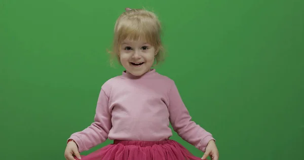 Gelukkig drie jaar oud meisje. Schattige blonde kind. Dansen en maak gezichten — Stockfoto