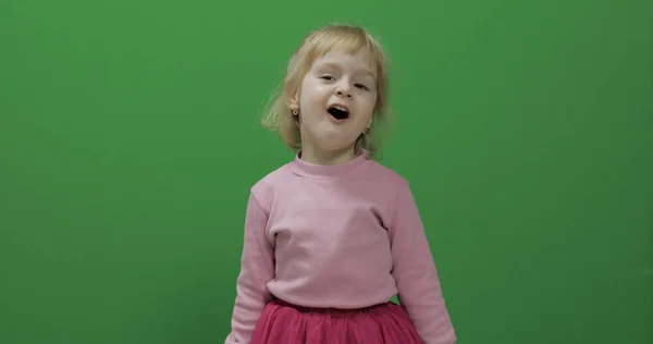 Gelukkig drie jaar oud meisje. Schattige blonde kind. Dansen en maak gezichten — Stockfoto