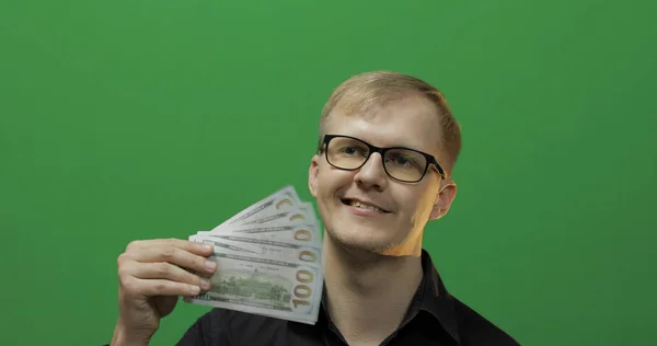 El hombre feliz recibió dinero de papel para un trato importante. Billetes de dólar en la mano —  Fotos de Stock