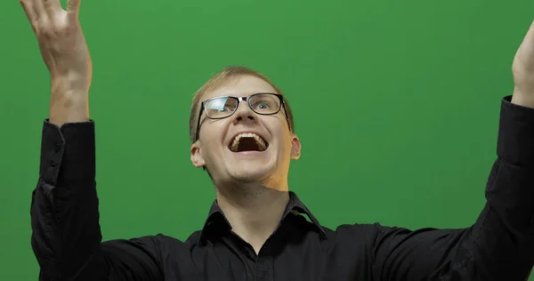 Портрет привлекательного счастливого молодого человека празднуют. Зеленый экран. Ключ хрома . — стоковое фото