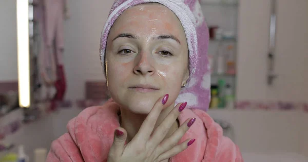 Woman applying mask moisturizing skin cream. Skincare spa. Facial mask — Stock Photo, Image
