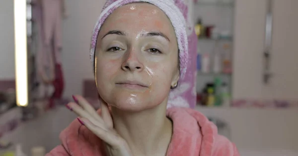 Woman applying mask moisturizing skin cream. Skincare spa. Facial mask — Stock Photo, Image
