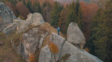 Bir dağın tepesinde genç bir adam. Işadamı. Damat. Damat. Hava