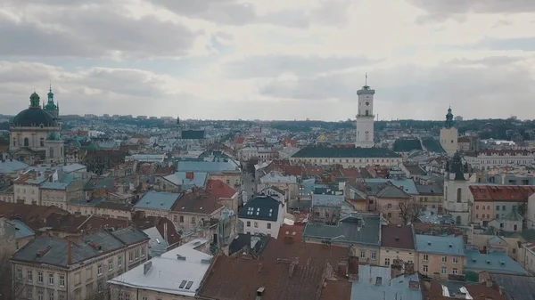 空中都市リヴィウ、ウクライナ。ヨーロッパの都市。街の人気のエリアです。屋根の上 — ストック写真