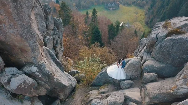 Молодята стоять на високому схилі гори. Наречений і наречена. Arial Переглянути — стокове фото