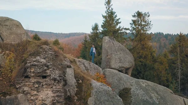 Un giovanotto sulla collina di una montagna. Uomo d'affari. Lo sposo. Sposo. Aerea — Foto Stock