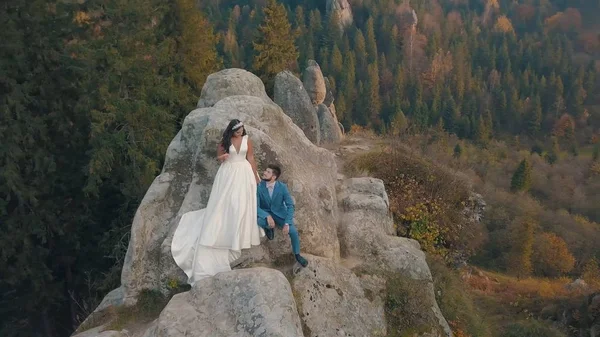 Молодожены на высоком склоне горы. Жених и невеста. Arial view — стоковое фото