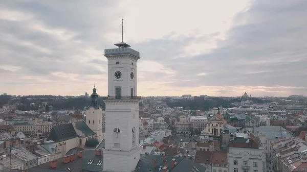 Panorama aérien de l'ancienne ville européenne Lviv, Ukraine. Hôtel de ville, Ratush — Photo