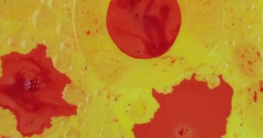 Soyut psychedelic arka plan. Çok renkli bir sıvıdaki mürekvin yavaş hareketi