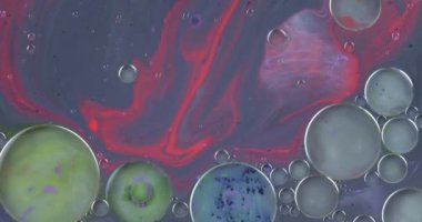 Renkli kabarcıklardan oluşan fantastik bir yapı. Kaotik hareket. Soyut arkaplan