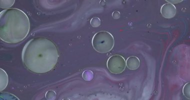 Renkli kabarcıklardan oluşan fantastik bir yapı. Kaotik hareket. Soyut arkaplan