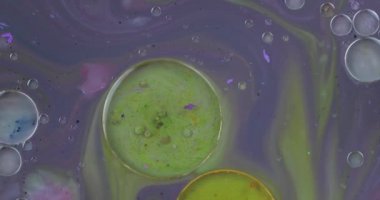 Renkli kabarcıklardan oluşan fantastik bir yapı. Kaotik hareket. Soyut arkaplan