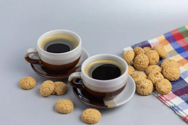 Cookie et deux tasses de café. Kruidnoten, pepernoten, strooigoed — Photo