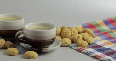 Kurabiye ve iki fincan kahve. Kruidnoten, pepernoten, strooigoed