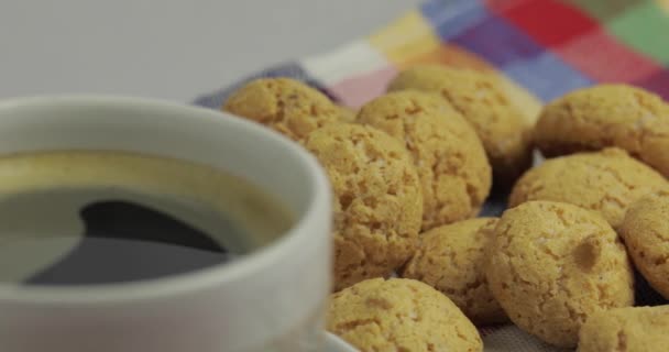 Galleta y taza de café. Kruidnoten, pepernoten, dulces tradicionales, strooigoed — Vídeos de Stock
