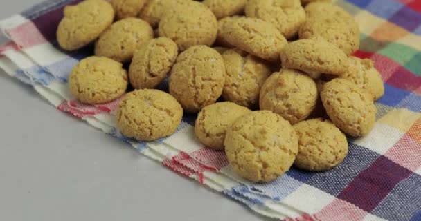 Pepernoten, een traditionele traktatie met de Nederlandse feestdag Sinterklaas. Cookie — Stockvideo
