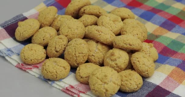 Pepernoten, un regalo tradicional con las Sinterklaas holandesas de vacaciones. Galleta — Vídeos de Stock