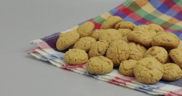 Pepernoten, een traditionele traktatie met de Nederlandse feestdag Sinterklaas. Cookie — Stockvideo