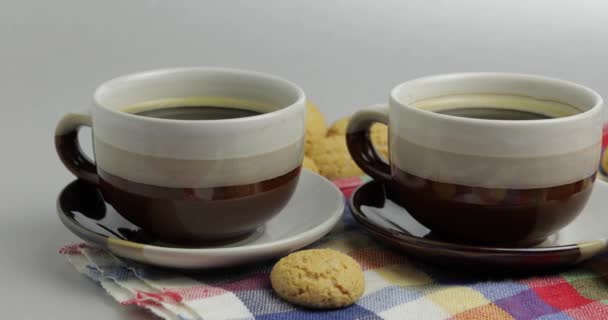 Ciasteczko i dwie filiżanki kawy. Kruidnoten, pepernoten, strooigoed — Wideo stockowe