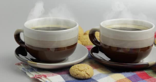 Galleta y dos tazas de café. Kruidnoten, pepernoten, strooigoed — Vídeo de stock