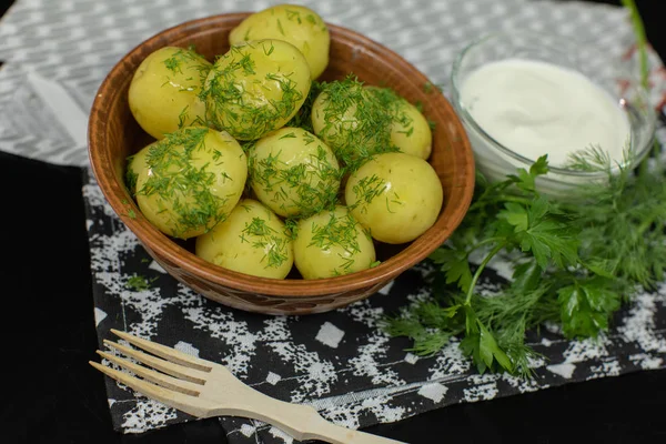 Nuova deliziosa patata bollita sul piatto con aneto fresco sul tavolo pronto da mangiare — Foto Stock
