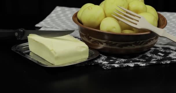 Mosott friss nyers burgonya asztalon kész a főzésre. Vaj, favilla — Stock videók