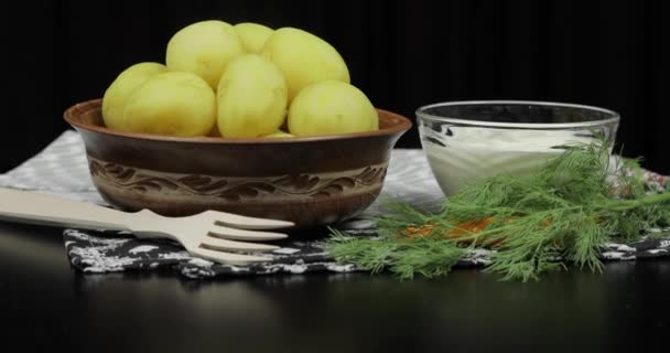 먹을 준비가 테이블에 접시에 삶은 새로운 맛있는 감자. 딜, 사워 크림 — 비디오