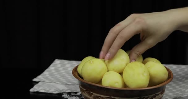 A mão da mulher toma batatas uma a uma. Batatas cruas frescas lavadas — Vídeo de Stock