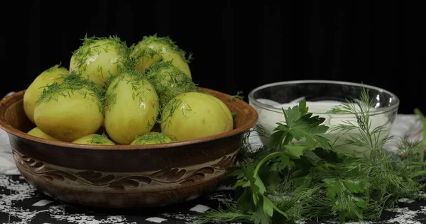 Hervido nueva patata deliciosa en el plato con eneldo fresco en la mesa listo para comer — Foto de Stock