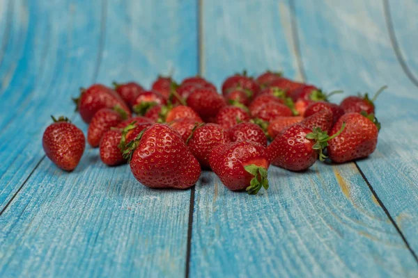 Fresas sobre el fondo azul de madera. Lugar para su logotipo o texto — Foto de Stock