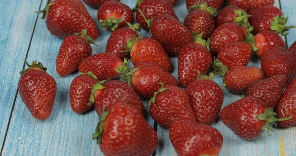 Fresas sobre el fondo azul de madera. Lugar para su logotipo o texto — Foto de Stock