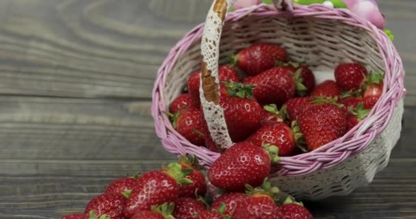 Aardbeien in een klein mandje op de houten tafel-close-up — Stockvideo