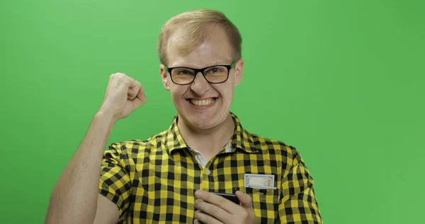 Καυκάσιος άνθρωπος με smartphone σε γυαλιά γιορτάζει κάνοντας Ναι χειρονομία — Φωτογραφία Αρχείου