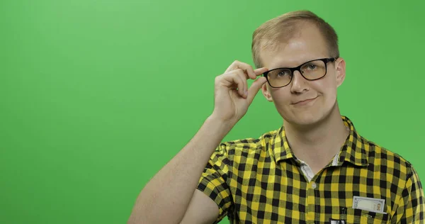 Kaukasisk man i gul skjorta och glasögon. Plats för din logo typ eller text — Stockfoto