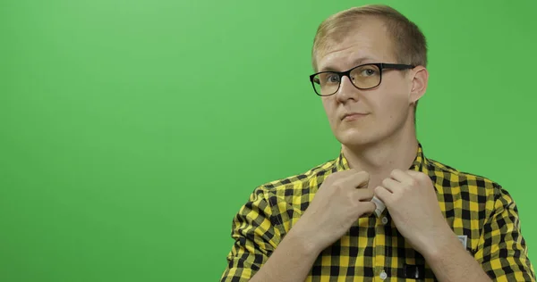 Hombre caucásico con camisa y gafas amarillas. Lugar para su logotipo o texto — Foto de Stock