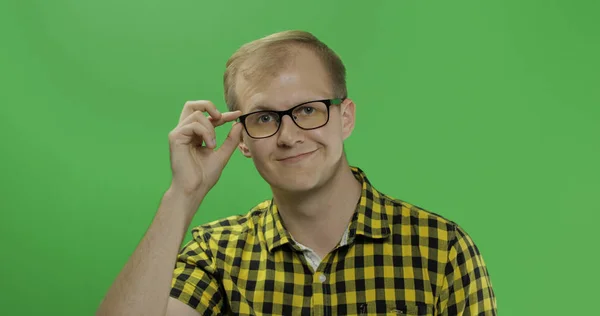 Homem caucasiano de camisa amarela e óculos. Lugar para seu logotipo ou texto — Fotografia de Stock