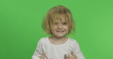 Beyaz tişört mutlu küçük sarışın kız. Sevimli sarışın çocuk. Yüzler yapma