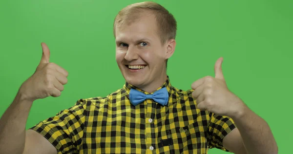 Kaukasische modieuze man show thumbs up. Man in geel shirt. Chroma toonsoort — Stockfoto