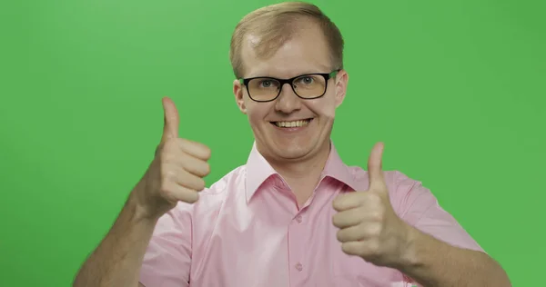 Hombre caucásico con camisa rosa muestra los pulgares hacia arriba. Clave de croma — Foto de Stock