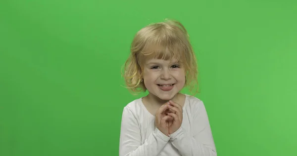 Joyeux petite fille blonde en t-shirt blanc. Mignon enfant blonde. Faire des visages — Photo