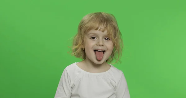 Menina loira feliz em t-shirt branca. Bonita criança loira. Fazer rostos — Fotografia de Stock